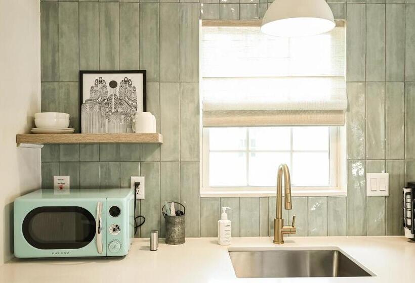 호텔 Melrose River Club