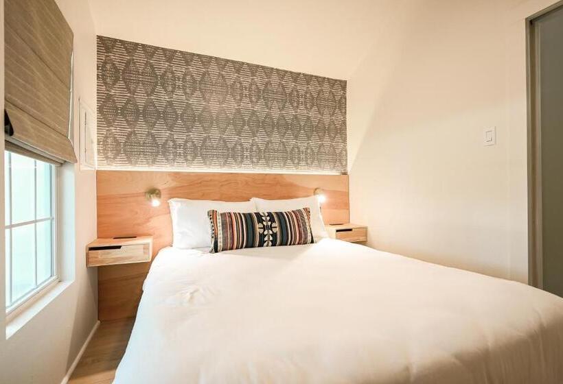 호텔 Melrose River Club