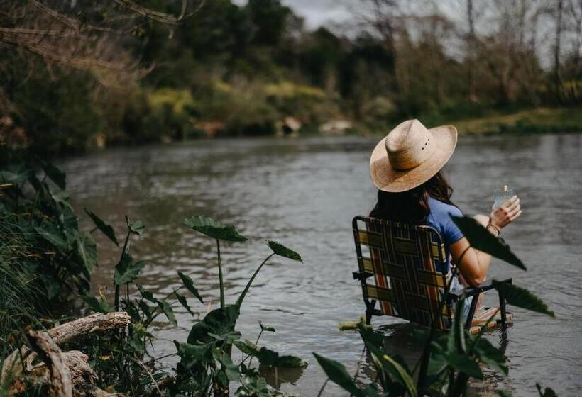 호텔 Melrose River Club