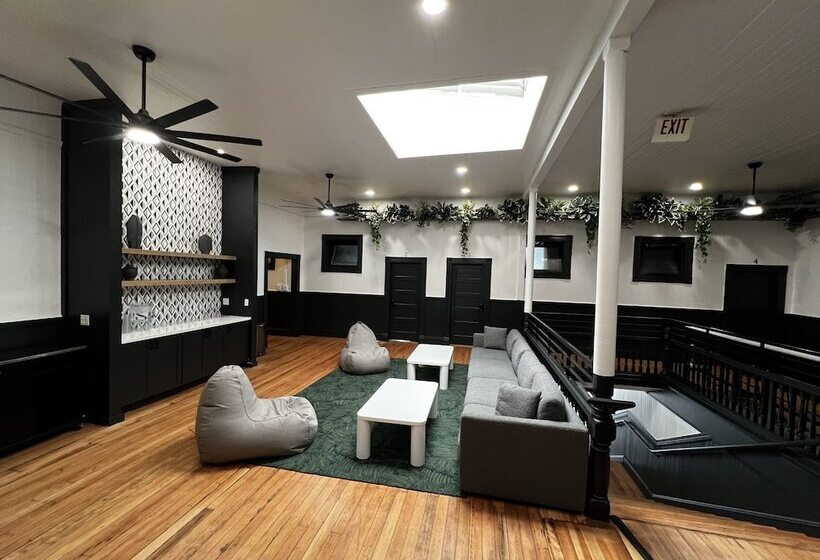 Howzit Hostels Hawaii