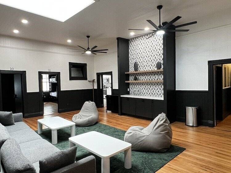 Howzit Hostels Hawaii