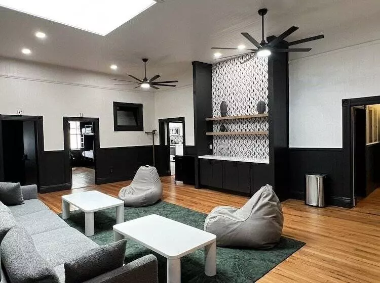 Howzit Hostels Hawaii