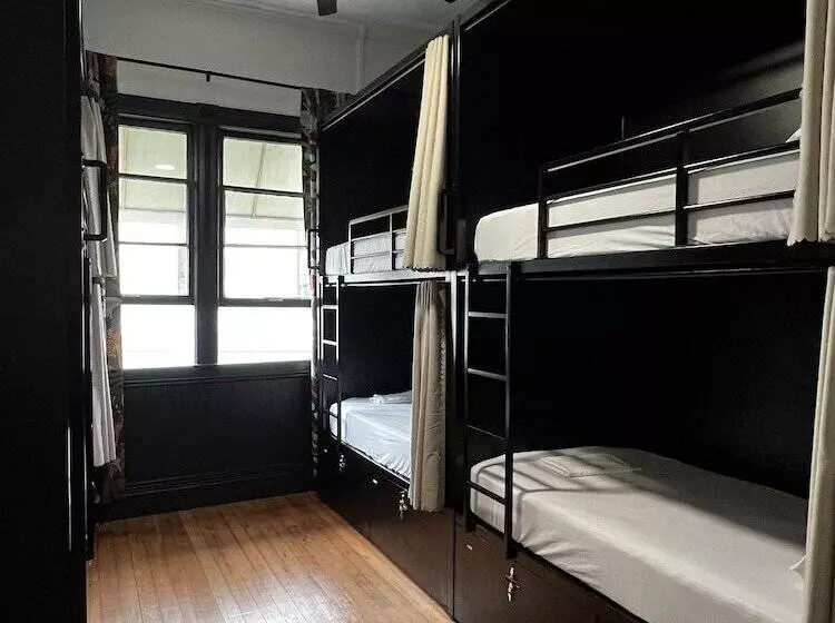 Howzit Hostels Hawaii