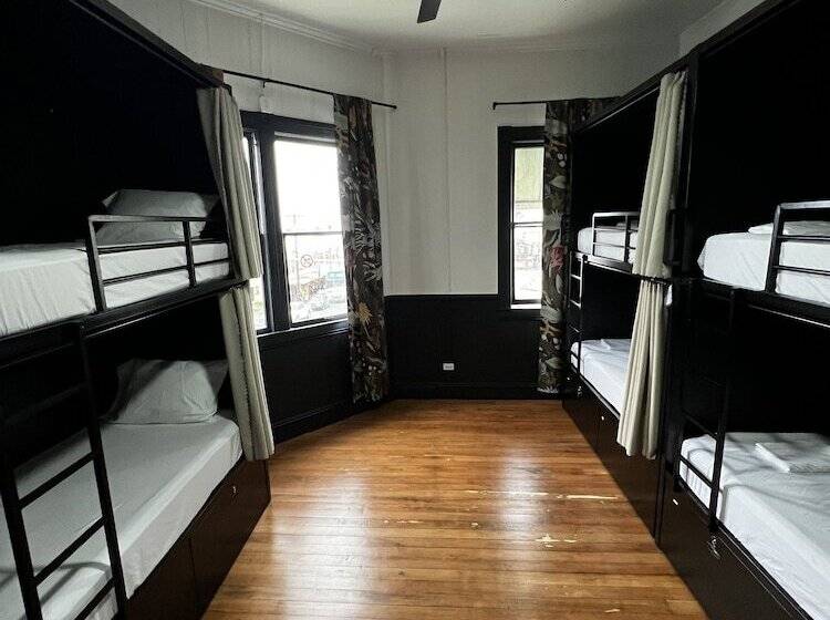 Howzit Hostels Hawaii