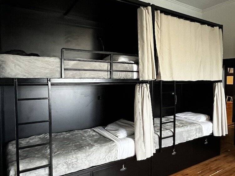 Howzit Hostels Hawaii