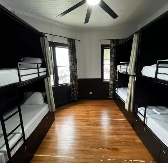 Howzit Hostels Hawaii