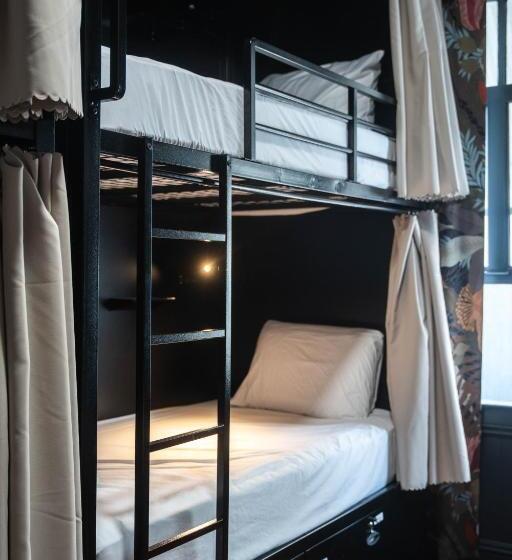 Howzit Hostels Hawaii