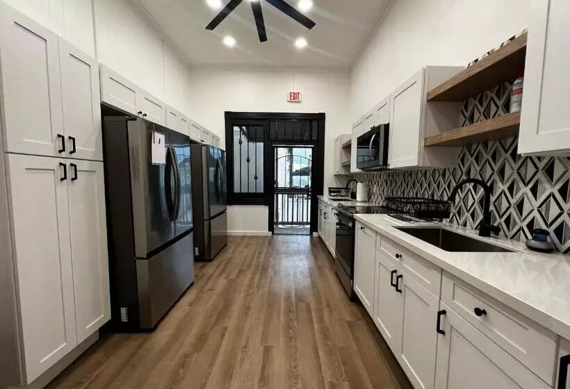 Howzit Hostels Hawaii