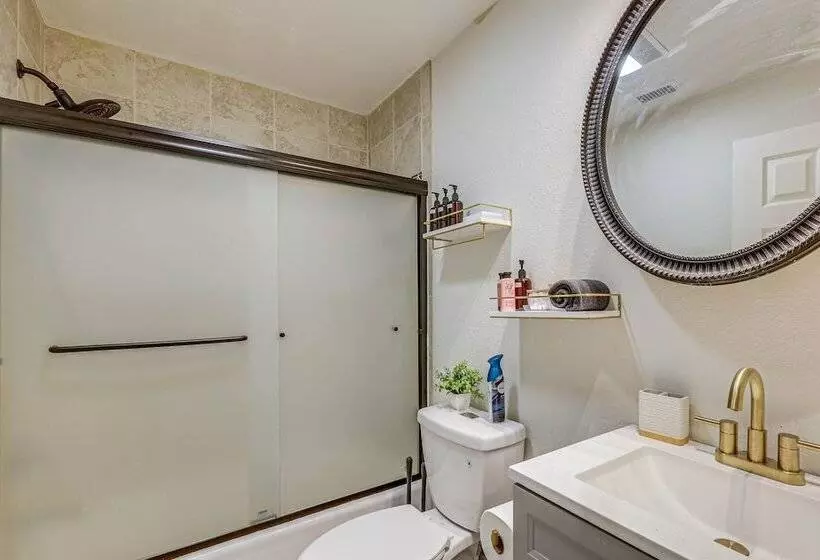 The Maharaja Retreat  W/ Hot Tub & Ev Charger!