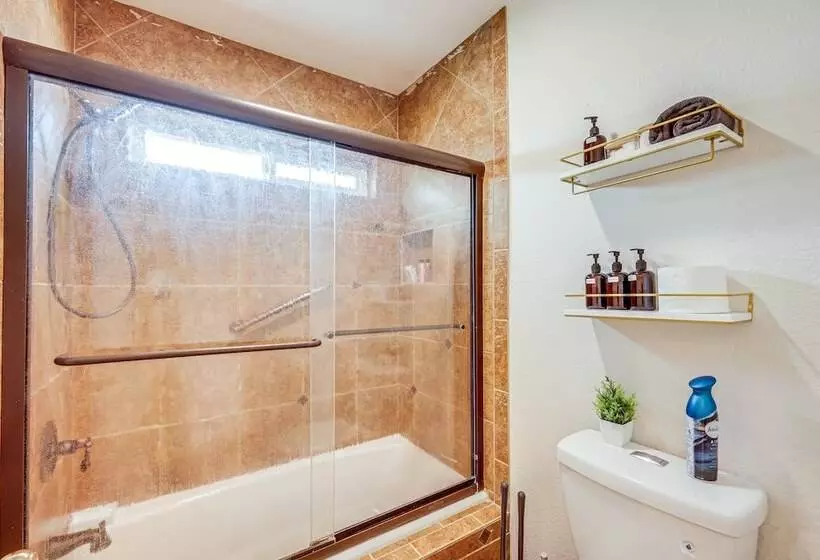 The Maharaja Retreat  W/ Hot Tub & Ev Charger!