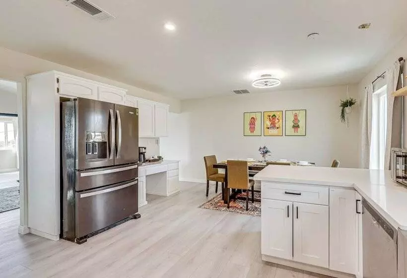 The Maharaja Retreat  W/ Hot Tub & Ev Charger!