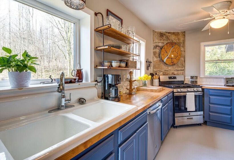 Peaceful Hendersonville Cabin   Hot Tub & Fire Pit