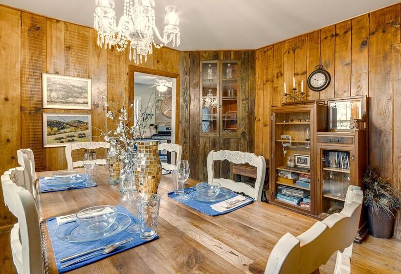 Peaceful Hendersonville Cabin   Hot Tub & Fire Pit