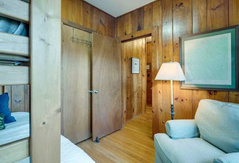 Peaceful Hendersonville Cabin   Hot Tub & Fire Pit