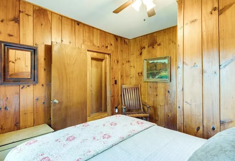 Peaceful Hendersonville Cabin   Hot Tub & Fire Pit