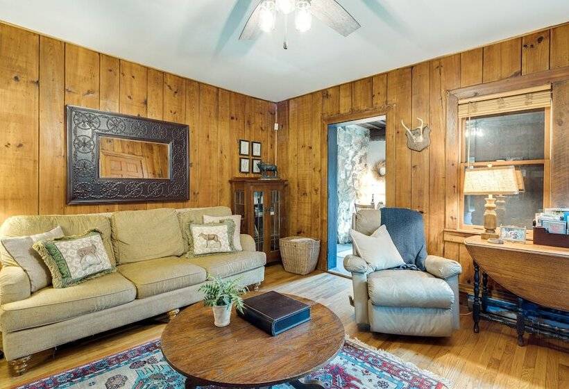 Peaceful Hendersonville Cabin   Hot Tub & Fire Pit