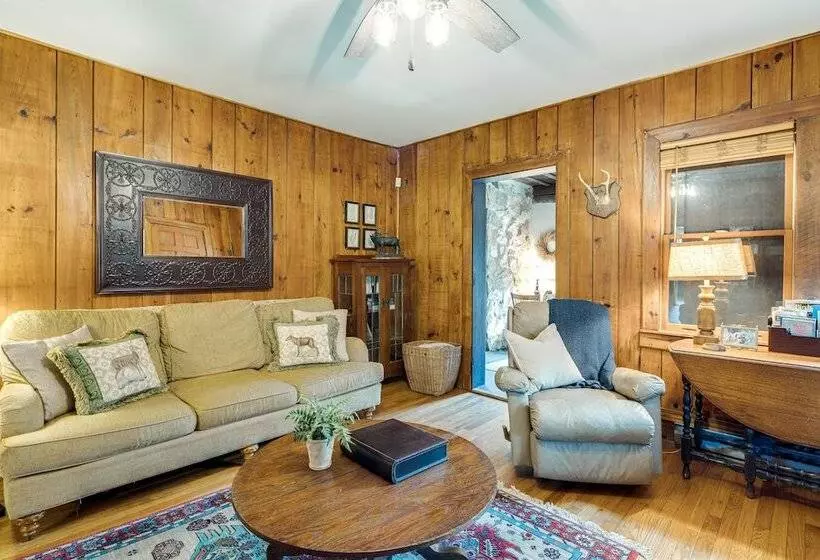 Peaceful Hendersonville Cabin   Hot Tub & Fire Pit