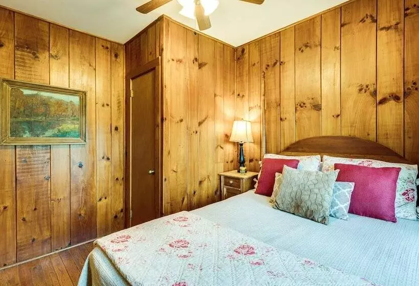 Peaceful Hendersonville Cabin   Hot Tub & Fire Pit