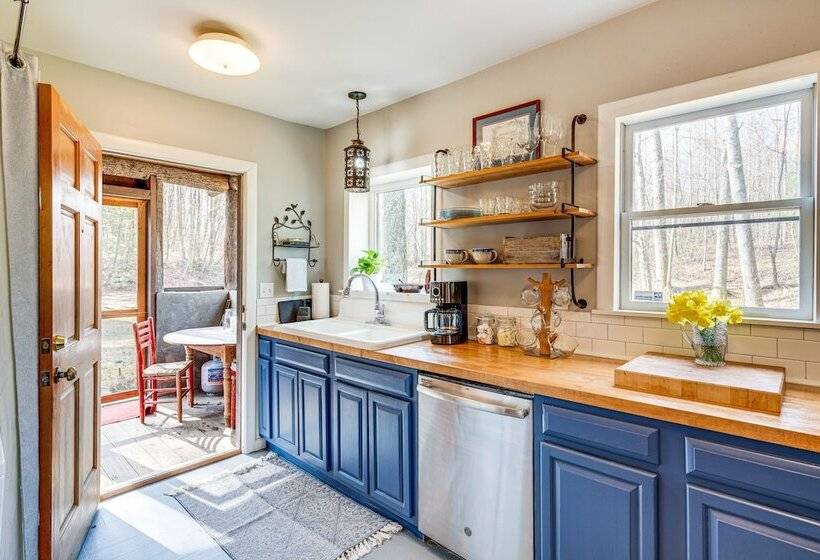 Peaceful Hendersonville Cabin   Hot Tub & Fire Pit