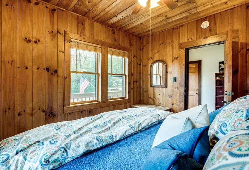 Peaceful Hendersonville Cabin   Hot Tub & Fire Pit