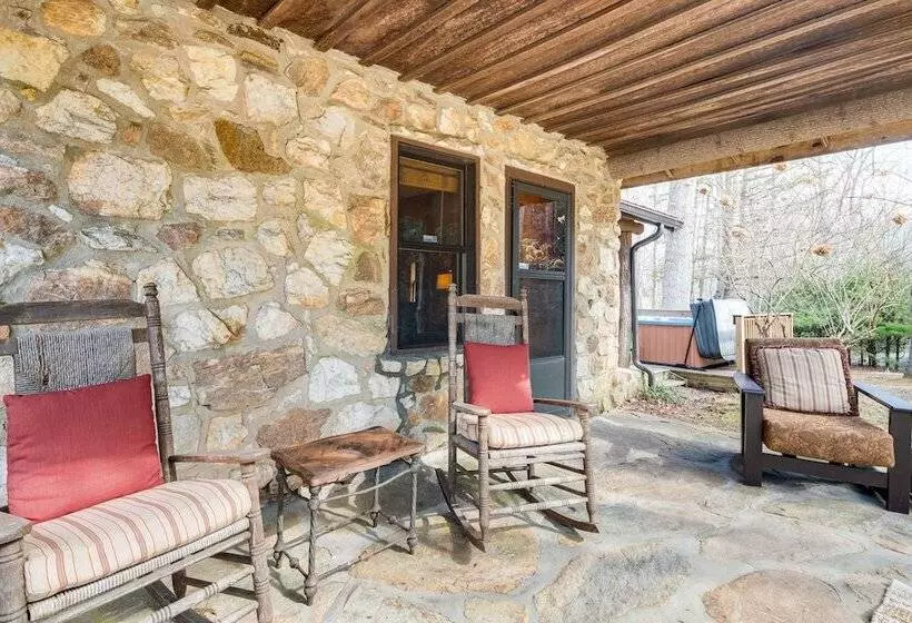 Peaceful Hendersonville Cabin   Hot Tub & Fire Pit