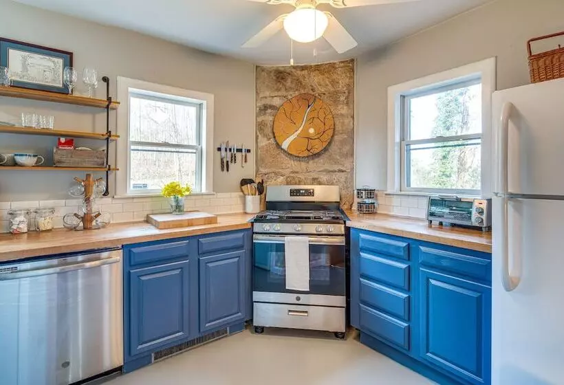 Peaceful Hendersonville Cabin   Hot Tub & Fire Pit