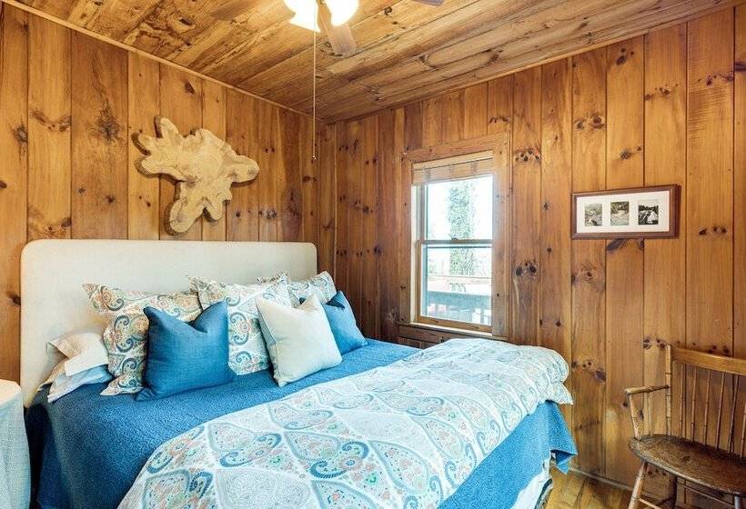 Peaceful Hendersonville Cabin   Hot Tub & Fire Pit