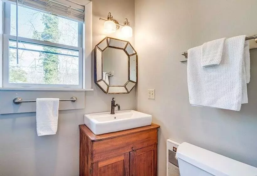 Peaceful Hendersonville Cabin   Hot Tub & Fire Pit