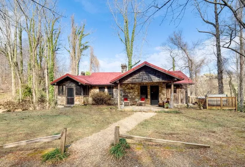 Peaceful Hendersonville Cabin   Hot Tub & Fire Pit