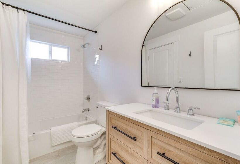 Pet Friendly Vancouver Retreat W/ Home Gym & Grill