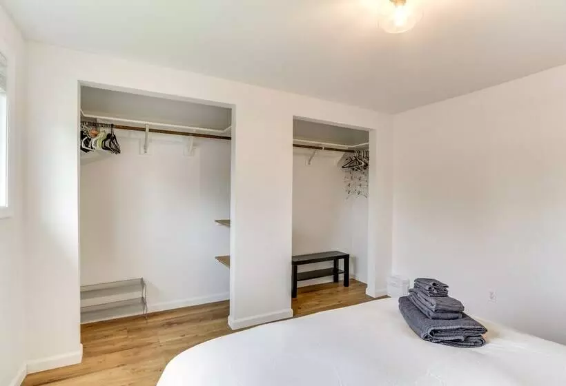 Pet Friendly Vancouver Retreat W/ Home Gym & Grill