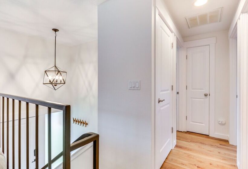 Pet Friendly Vancouver Retreat W/ Home Gym & Grill