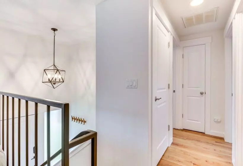 Pet Friendly Vancouver Retreat W/ Home Gym & Grill