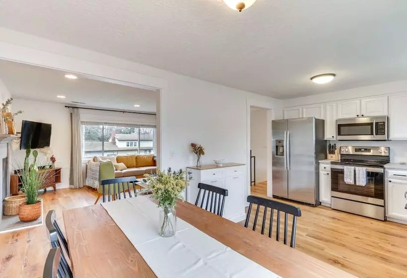 Pet Friendly Vancouver Retreat W/ Home Gym & Grill