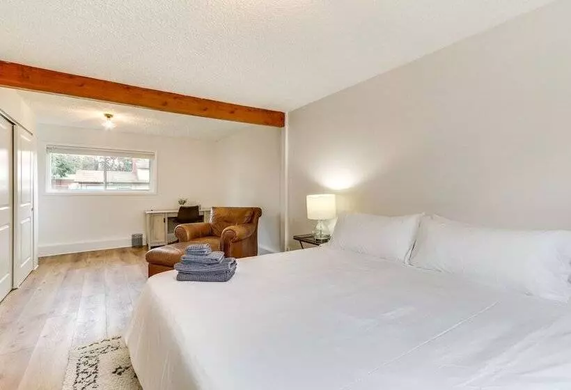 Pet Friendly Vancouver Retreat W/ Home Gym & Grill