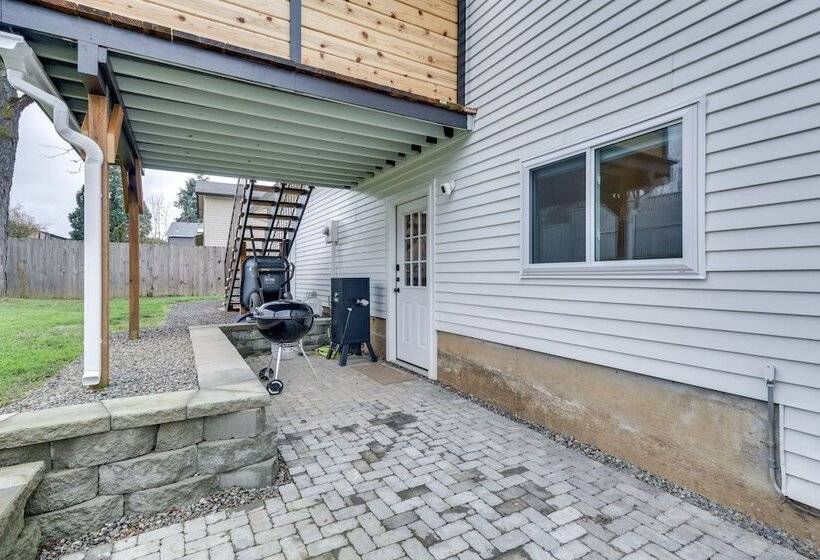 Pet Friendly Vancouver Retreat W/ Home Gym & Grill