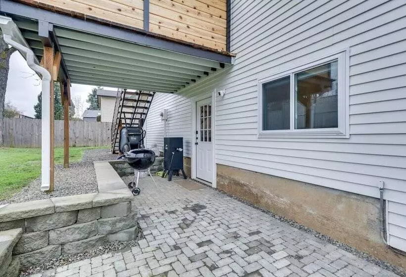 Pet Friendly Vancouver Retreat W/ Home Gym & Grill