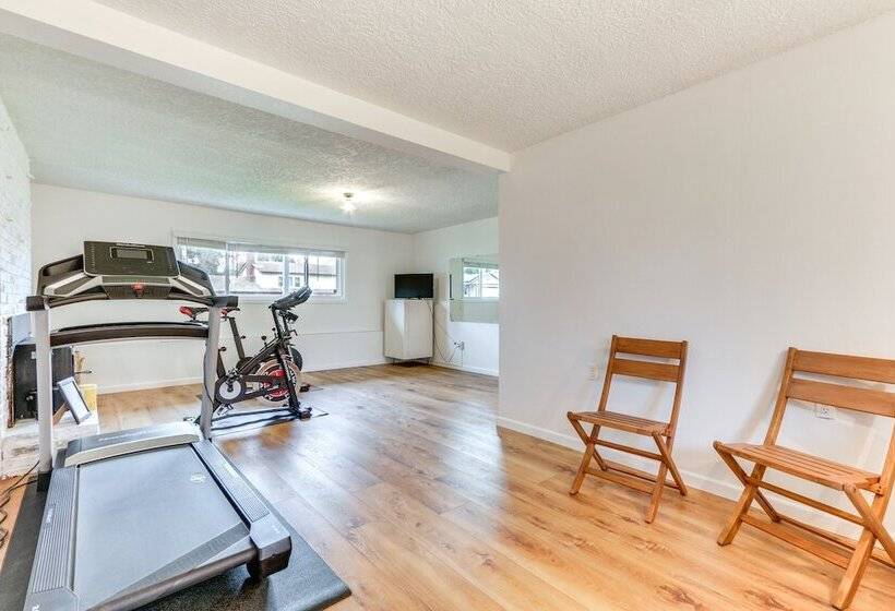 Pet Friendly Vancouver Retreat W/ Home Gym & Grill