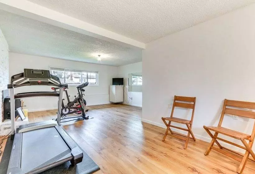 Pet Friendly Vancouver Retreat W/ Home Gym & Grill