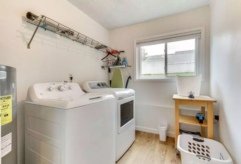 Pet Friendly Vancouver Retreat W/ Home Gym & Grill