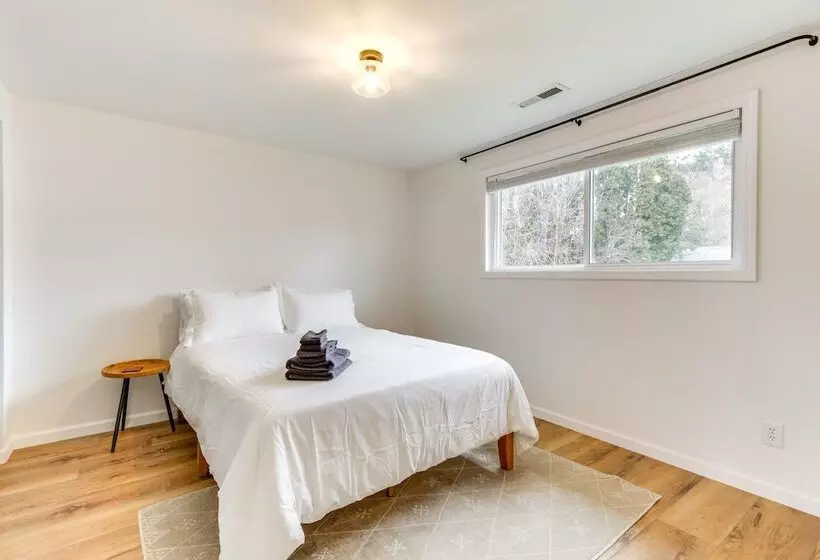 Pet Friendly Vancouver Retreat W/ Home Gym & Grill