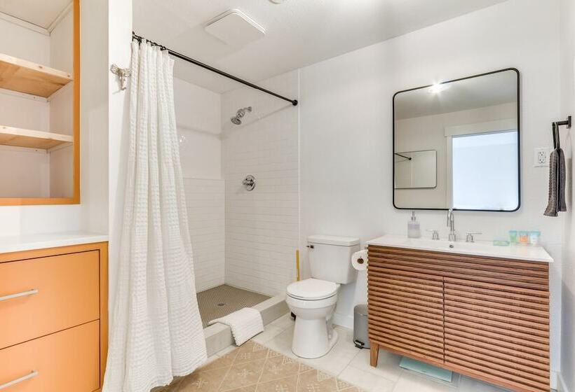 Pet Friendly Vancouver Retreat W/ Home Gym & Grill