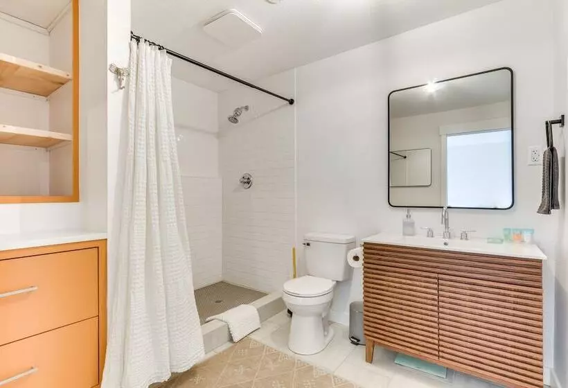 Pet Friendly Vancouver Retreat W/ Home Gym & Grill