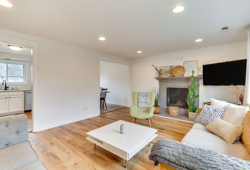 Pet Friendly Vancouver Retreat W/ Home Gym & Grill