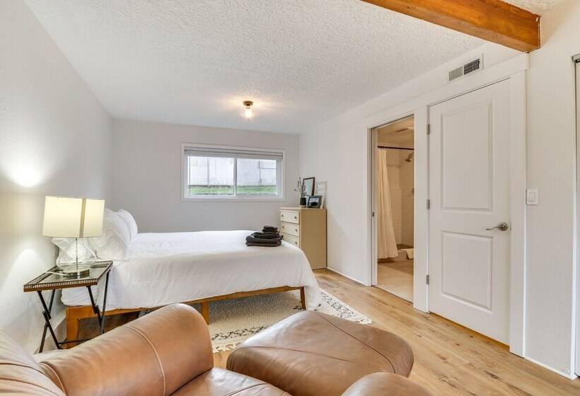 Pet Friendly Vancouver Retreat W/ Home Gym & Grill