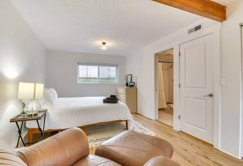 Pet Friendly Vancouver Retreat W/ Home Gym & Grill