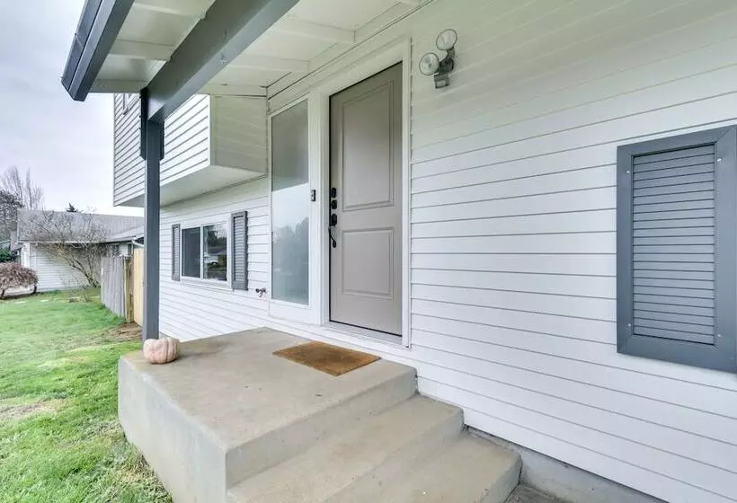 Pet Friendly Vancouver Retreat W/ Home Gym & Grill