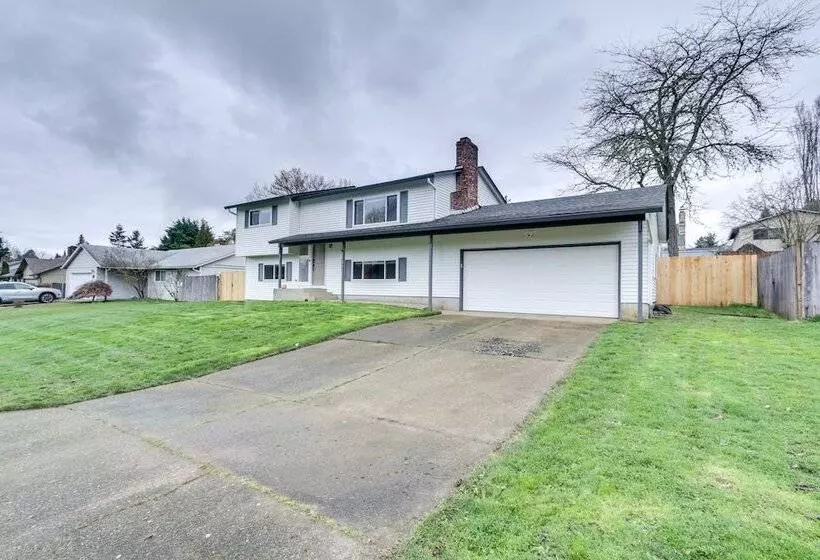 Pet Friendly Vancouver Retreat W/ Home Gym & Grill