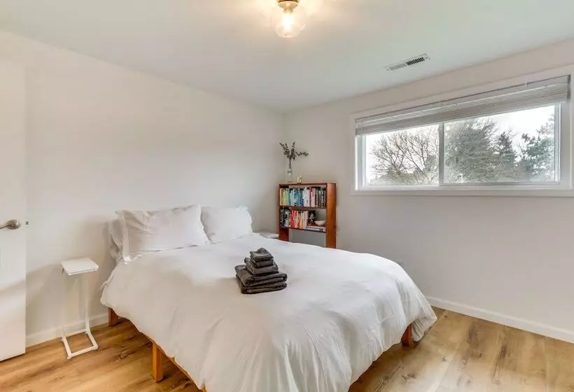 Pet Friendly Vancouver Retreat W/ Home Gym & Grill