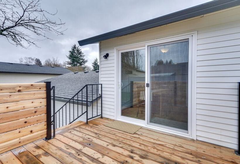 Pet Friendly Vancouver Retreat W/ Home Gym & Grill